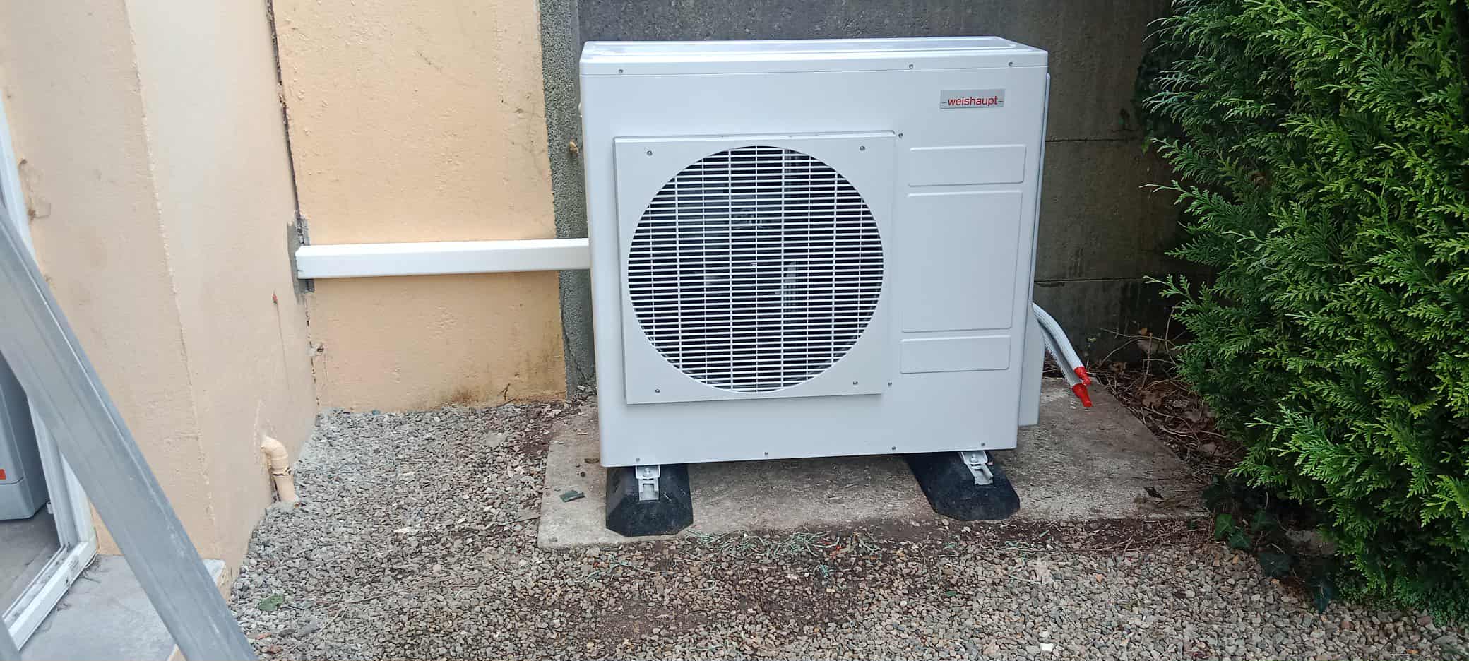 Installation pompe à chaleur air/air à Morlaix : unité intérieure et extérieure