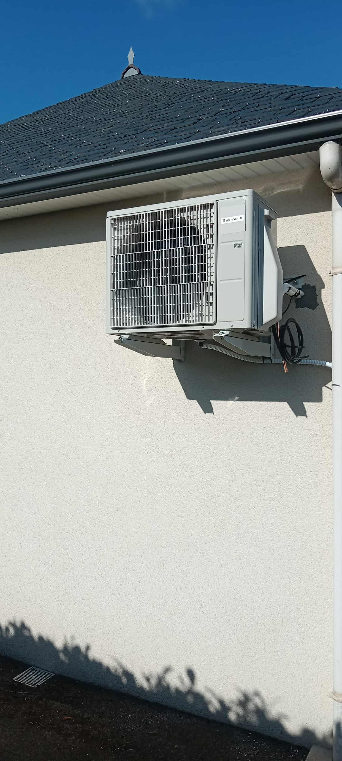 Unité extérieure pompe à chaleur air/air installée à Morlaix